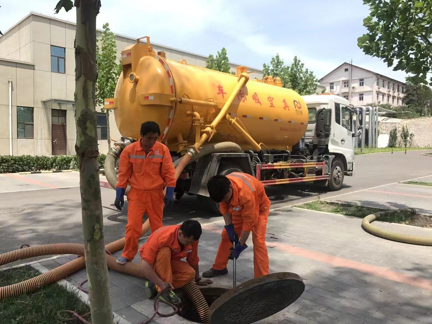 文山管道疏通车停在窨井附近